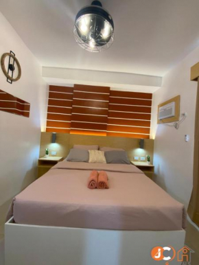 JC SpaceRentals 1521 West Jones Residences, mountain view, free Wi-Fi & Netflix, upper floor located at the center of Cebu City
